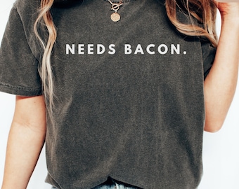 Benötigt Speck Shirt, lustiges Feinschmecker T-Shirt, Komfort Farben T-Shirt, Frühstück Liebhaber Geschenk, minimalistisches Essen Humor Shirt
