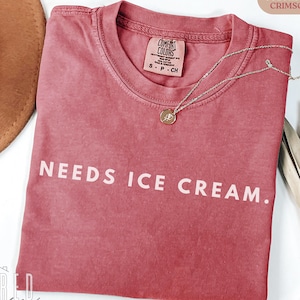 Koszulka Needs Ice Cream, zabawna koszulka w letnich, komfortowych kolorach, koszulka dla miłośników lodów dla niej lub dla niego, prezent dla fanów mrożonych deserów, koszulka Foodie Treat