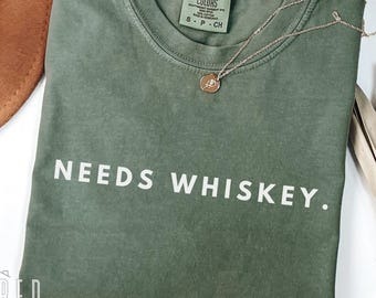 Camiseta "Necesitas Whisky", divertida y con colores cómodos, minimalista, ideal para beber, ideal para amantes del whisky, estilo bar acogedor.