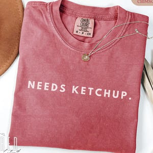 Camiseta "Necesitas Kétchup", Camiseta divertida para amantes de la comida Comfort Colors®, Regalo para amantes del kétchup, Camiseta minimalista con humor culinario, Regalo para chefs, Camiseta de condimentos para barbacoa