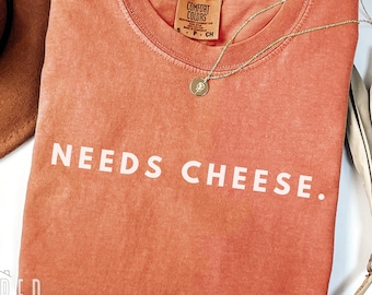 Camiseta "Necesitas Queso", divertida camiseta con colores cómodos para amantes del queso, camiseta minimalista con humor gastronómico, camiseta para amantes de los lácteos, regalo para chef
