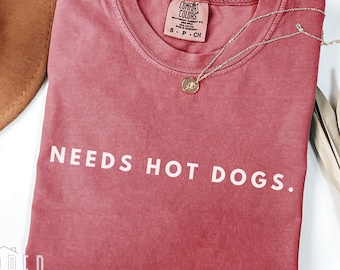 Camiseta "Necesitas Hot Dogs", divertida camiseta para amantes de la comida, minimalista, con colores cómodos, ideal para barbacoas de verano, regalo para amantes de los hot dogs.