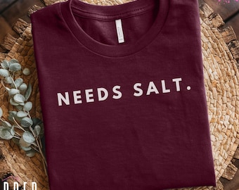Braucht Salz Shirt, lustiges Koch T-Shirt, Kulinarisches Kleid für Feinschmecker, Food Liebhaber Geschenk, Kochen Humor Tee, Küchenmode, Food-Themen Kleidung