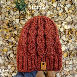Het Mykah-model met kabelgebreide beanie en kerstmuts