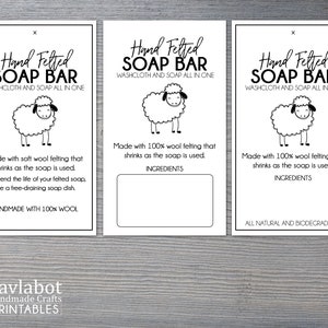 Peut inclure: Trois étiquettes rectangulaires blanches avec du texte noir et une illustration de mouton de dessin animé. Les étiquettes indiquent "Hand Felted Soap Bar" et fournissent des instructions d'utilisation. Les étiquettes sont faites à la main avec 100% de laine.