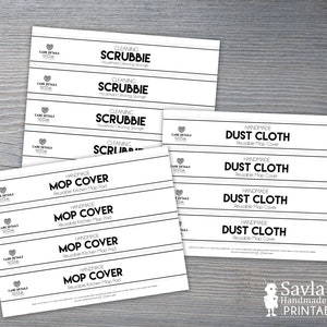 Puede incluir: Etiquetas imprimibles para productos de limpieza, que incluyen una esponja de limpieza, un paño de polvo y una funda para la mopa. Las etiquetas son blancas con texto negro y un icono de corazón.