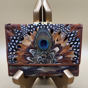 Monedero vintage con plumas de pavo real