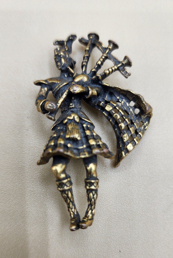 Vintage Highland Bagpiper lapel pin