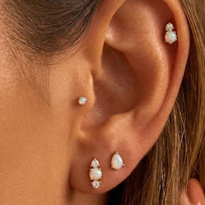 Peut inclure: Ensemble de trois tasses en céramique avec une finition mate et mouchetée. Les tasses sont dans des tons crème, gris clair et gris foncé. Chaque tasse a un design simple et minimaliste, parfait pour le café ou le thé.