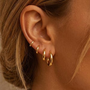 Pendientes de aro dorados delicados, estilo minimalista, de 12, 10 y 6 mm, finos y pequeños, ideales para el día a día. Joyería que no se empaña. Para ella.