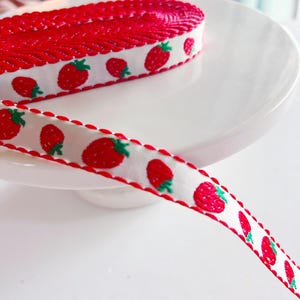 Bordure brodée de fraises