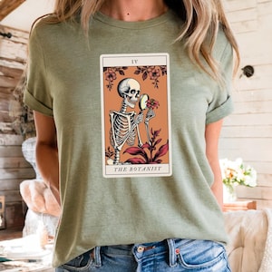 Camiseta unisex con cartas del tarot, el botánico, camiseta con esqueletos en el jardín, regalo para amantes de las plantas, regalo para jardineros, cartas del tarot, camiseta botánica, botánica