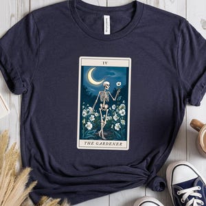 Tarot Karte Unisex T-Shirt, der Gärtner, Skeleton Garden Shirt, Geschenk für Pflanzenliebhaber, Gärtner Geschenk, Tarotkarten, Gartentarot, Zimmerpflanzen