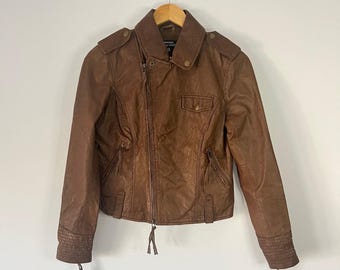 Könnte beinhalten: Braune Lederjacke im Biker-Stil mit Reißverschluss und mehreren Taschen.