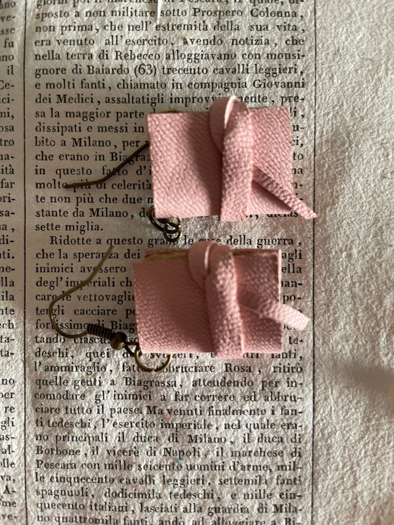 boucles d'oreilles mini livre, rose image 3