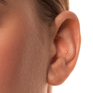 Grado A + • Titanio • Mini V Push Pin Labret • Pendiente sin rosca con parte trasera plana • Perno para trago • Perno para parte trasera plana • Perno para hélix • Perno para cartílago