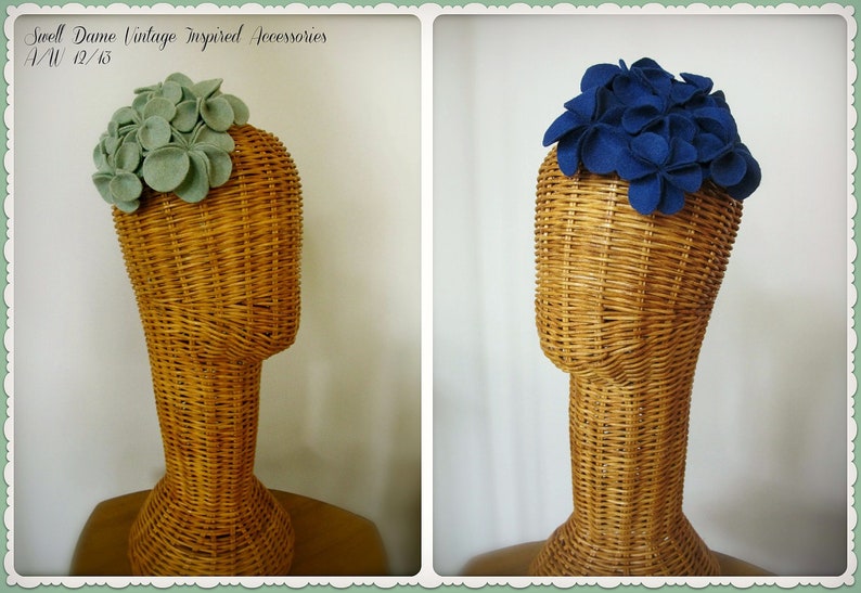 Puede incluir: Dos diademas de flores de fieltro, una de color verde claro y la otra de color azul oscuro. Las diademas se muestran en maniqu&iacute;es de mimbre.