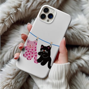 Lustige Handyhülle mit hängenden Katzen – Design „Zwei Katzen auf einer Wäscheleine“ – Süße und skurrile Hülle für Katzenliebhaber – Robuste Schutzhülle für das iPhone