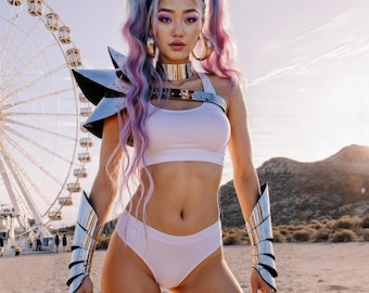 El mejor atuendo futurista de Burning Man: conjunto de disfraz de armadura plateada para mujer, brazaletes metálicos, estilo cyberpunk y hombrera de cuero.