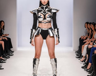 Abito in stile cosmico - Armatura in pelle metallizzata, Abbigliamento cyberpunk, Look galattico rave, Abbigliamento futuristico cromato, Costume fantascientifico argentato per donna