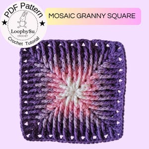 Puede incluir: Un patrón de granny square de crochet con un diseño de mosaico. El cuadrado está hecho con hilo morado, rosa y blanco. El patrón se llama "Mosaic Granny Square" y es del sitio web "LoopySu Crochet".