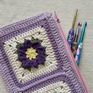 Pochette carrée florale au crochet pour grand-mère, petit sac à main au crochet, cadeau fête des mères, sac tendance printanier au crochet, trousse à maquillage, pochette de voyage
