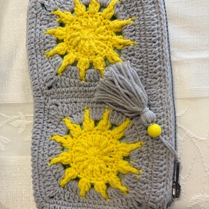 Bolsa quadrada de crochê com zíper Sun Grandma, bolsa pequena cinza com padrão de sol em crochê, presente para ela, bolsa de maquiagem Boho, organizadora de viagem