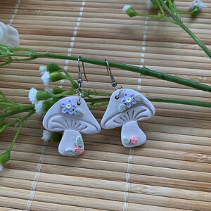 Pilz Ohrringe aus weißem Ton, Cottage Core Baumeln Ohrringe, Boho hypoallergene leichte Ohrringe, handgemachtes Geschenk für Teen, Pflanzenliebhaber Bild 8