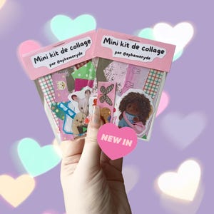 Può includere: Due mini kit di collage sono tenuti in mano. Ogni kit è in una custodia di plastica trasparente con un'intestazione rosa che recita "Mini kit de collage" e il nome del venditore. I kit contengono vari fogli di carta e adesivi fantasia, tra cui un coniglio e un cane.