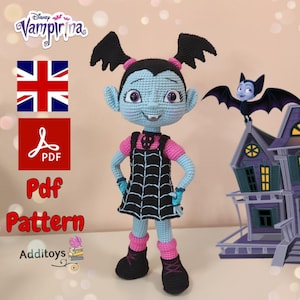Puede incluir: Patrón de crochet para una muñeca Vampirina azul y rosa. El patrón está disponible para descargar en PDF. La imagen muestra la muñeca terminada, un murciélago y una casa.