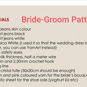 Peut inclure: Liste des mat&eacute;riaux n&eacute;cessaires pour cr&eacute;er un patron de mari&eacute;e et de mari&eacute;. Les mat&eacute;riaux comprennent des jeans de diff&eacute;rentes couleurs, des yeux de s&eacute;curit&eacute;, du fil, des crochets &agrave; crochet, de la ligne de p&ecirc;che, de la tulle, de la laine et une feuille de plastique.