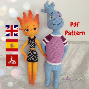 Puede incluir: Dos muñecos de ganchillo hechos a mano, uno naranja y otro azul, se muestran uno al lado del otro. El muñeco naranja tiene una cabeza puntiaguda y un vestido blanco y negro. El muñeco azul lleva una camisa rosa con rayas blancas. El texto "Pdf Pattern" es visible.