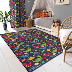Dywan do pokoju dziecięcego w stylu Space & Dinosaurs Galaxy - dywanik Cosmic Planets Stars Navy - kolorowa mata do zabawy Alien - zabawny dywanik akcentowy do pokoju dziecięcego - dywan Outer Space
