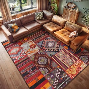 Può includere: Un tappeto patchwork colorato con motivi geometrici in tonalità di rosso, arancione, blu e verde. Il tappeto è steso su un pavimento in legno in un soggiorno con un divano in pelle marrone.