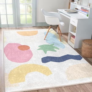 Kolorowy dywan w abstrakcyjne kształty - pastelowy organiczny wzór Studio Carpet - nowoczesny dywan dla dzieci - biały akcent na tle - zmywalny dywan do pokoju zabaw