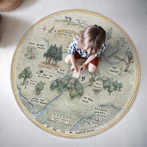 Tapis rond Winnie Map pour chambre d'enfant - 100 acres, carte de la forêt - tapis de salle de jeux boisé - tapis vintage de livre de contes pour chambre d'enfant - tapis ovale ourson vert