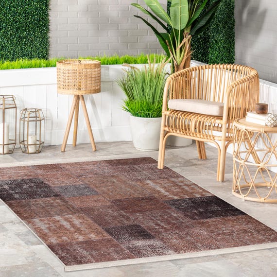 素朴なパッチワークのアクセントラグ - 幾何学模様のブラウンスクエア