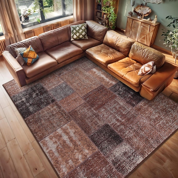 素朴なパッチワークのアクセントラグ - 幾何学模様のブラウンスクエア