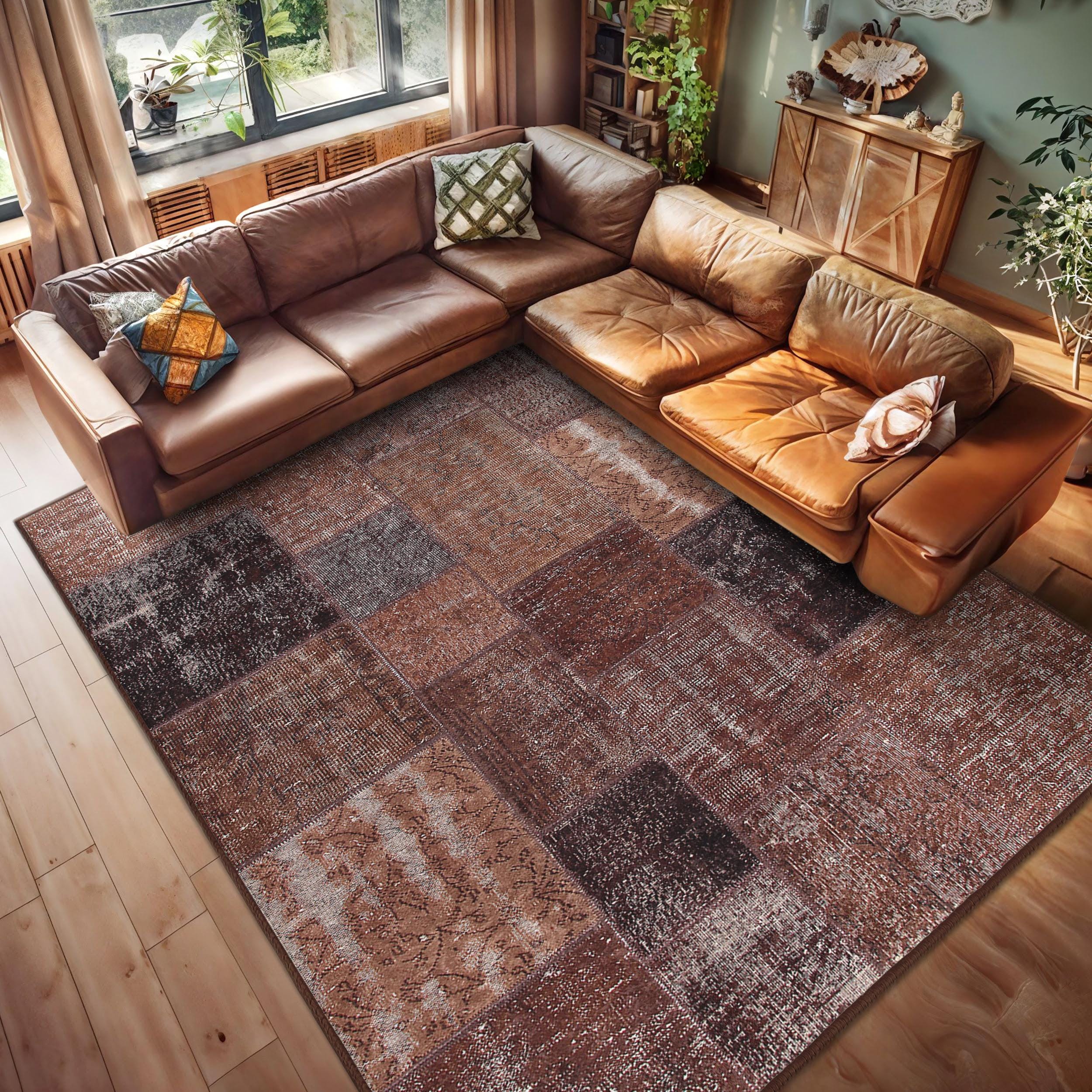 素朴なパッチワークのアクセントラグ - 幾何学模様のブラウンスクエア