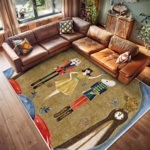 Könnte beinhalten: Ein beiger Teppich mit blauem Rand zeigt eine fantasievolle Illustration eines Nussknackers, einer Ballerina und eines Kaninchens. Die Figuren sind in einem farbenfrohen Stil mit goldenen Akzenten gemalt. Der Teppich hat einen Vintage-Look und wäre eine großartige Ergänzung für ein Kinderzimmer oder einen Spielbereich.