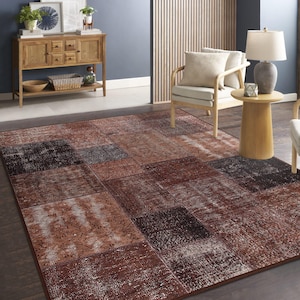 Puede incluir: Una alfombra de área de color marrón y crema con un diseño de patchwork. La alfombra está hecha de un material suave y duradero y es perfecta para agregar un toque de calidez y estilo a cualquier habitación.