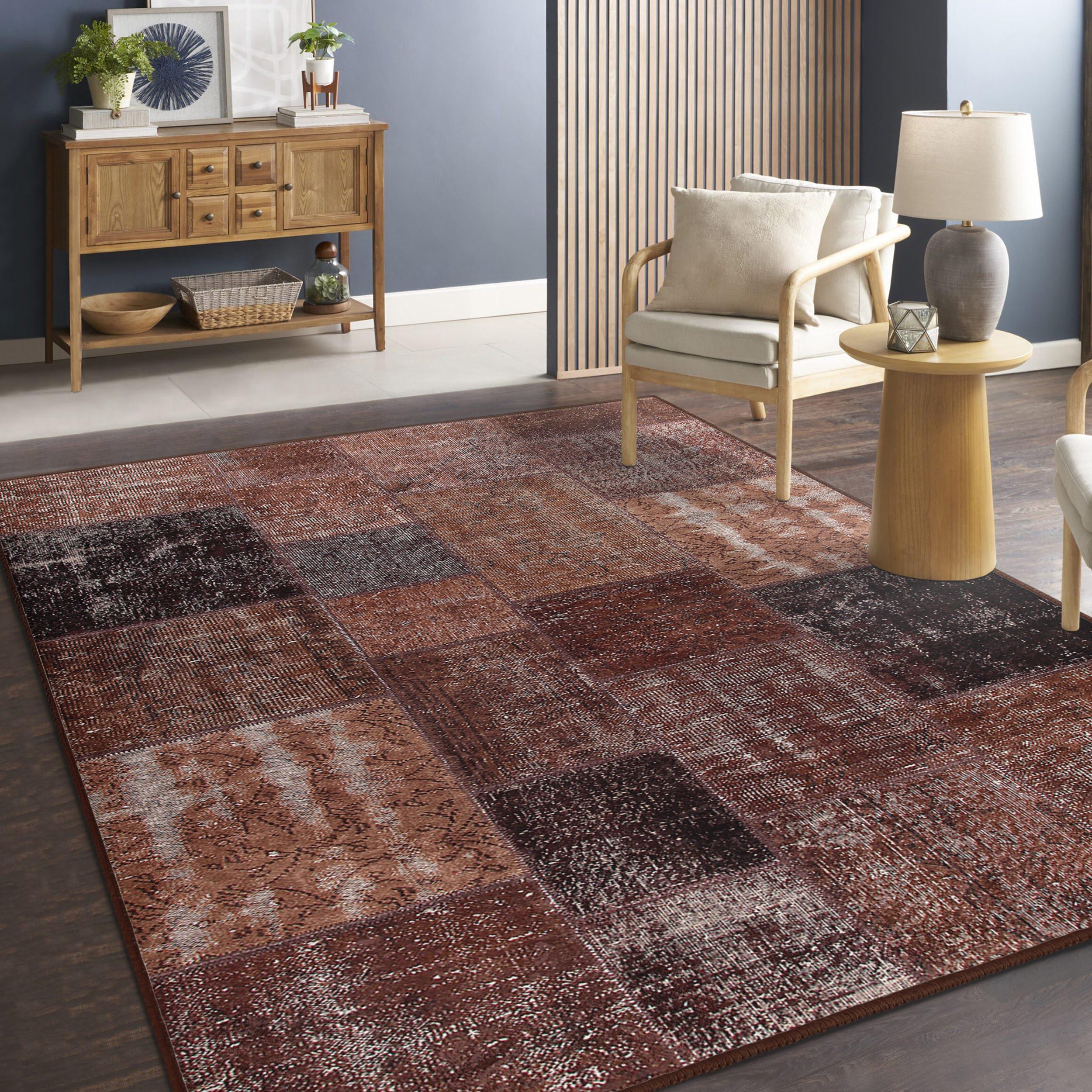 素朴なパッチワークのアクセントラグ - 幾何学模様のブラウンスクエア