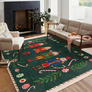 Puede incluir: Una alfombra de Navidad verde y blanca con un borde de bastones de caramelo y acebo. La alfombra presenta cinco figuras de cascanueces en varias poses, cada una con un uniforme de color diferente. La alfombra es perfecta para agregar un toque festivo a cualquier habitación.