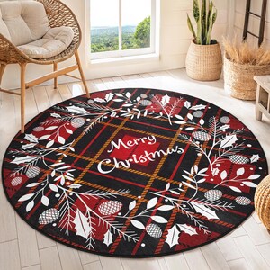 Könnte beinhalten: Runder Weihnachts-Teppich mit einem rot, schwarz und gold karierten Muster. Der Teppich hat ein weißes Kranzdesign mit Tannenzapfen und Stechpalmenblättern. Die Worte "Merry Christmas" stehen im Zentrum.