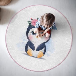 Alfombra redonda con diseño floral de pingüino para habitación infantil. Bonita alfombra circular con diseño floral de pingüino. Adorable alfombra para sala de juegos infantil. Alfombra circular blanca y rosa. Alfombra para niños para jugar.