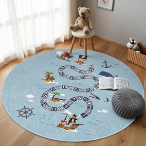 Tapis rond pour chambre d'enfants Pirate Island Adventure - Tapis circulaire Ocean Treasure Path - Tapis de salle de jeux nautique - Tapis rond marin bleu - Tapis lavable