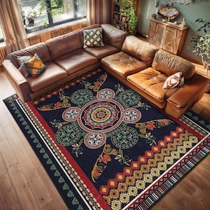 Puede incluir: Una alfombra azul oscuro con un patrón geométrico colorido que presenta círculos, flores y detalles intrincados. La alfombra tiene un borde rojo y una franja multicolor.