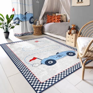 Może przedstawiać: Dywan z niebieskim i białym wyścigowym samochodem z czarno-białą kratką na obrzeżach. Dywan przedstawia niebieski samochód wyścigowy z numerem "10+" na nim, jadący po białej trasie z czerwoną flagą na mecie.