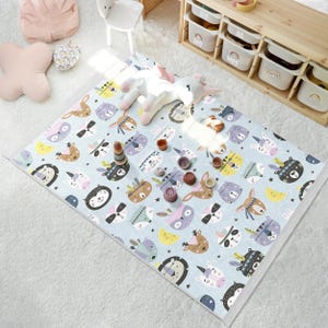 Alfombra con caras de animales caprichosos, alfombra con estampado de criaturas de dibujos animados, alfombra para sala de juegos, alfombra decorativa azul claro para habitación de niños, alfombra para habitación de niños, decoración de diseño moderno