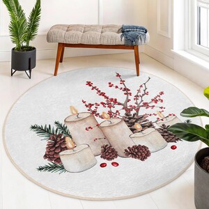 Könnte beinhalten: Ein weißer runder Teppich mit einem winterlichen Design mit Kerzen, Tannenzapfen und roten Beeren. Die Kerzen sind weiß und haben einen warmen Schein. Die Tannenzapfen sind braun und haben eine natürliche Textur. Die roten Beeren sind zusammen gruppiert und setzen einen Farbakzent im Design.